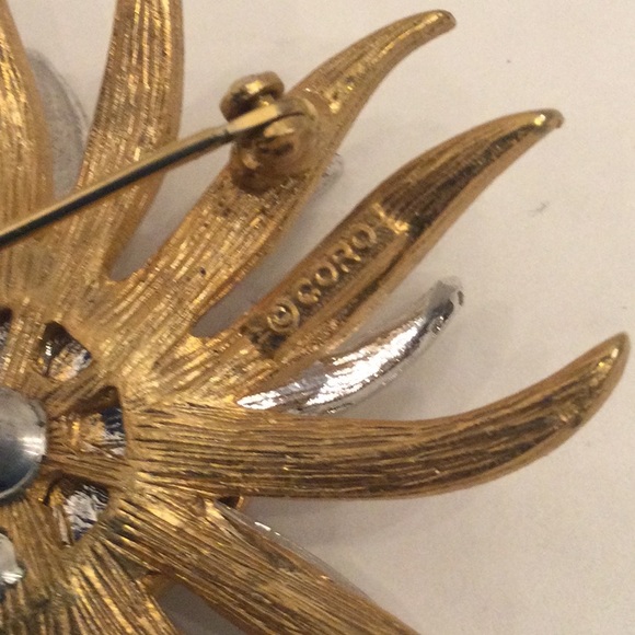 Vintage Coro gold tone and Rhinestone starburst brooch - Picture 4 of 5